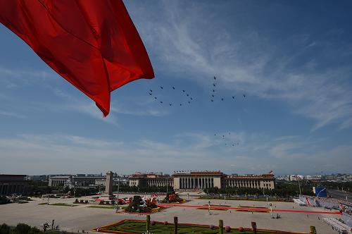 9月3日,中國人民抗日戰爭暨世界反法西斯戰爭勝利70周年紀念大會在北京隆重舉行。這是空中護旗方隊飛過天安門廣場。新華社記者 楊磊 攝