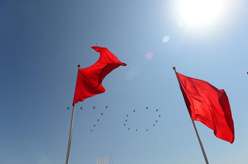 9月3日,中國人民抗日戰爭暨世界反法西斯戰爭勝利70周年紀念大會在北京隆重舉行。這是20架直升機在空中組成“70”字樣通過天安門廣場。新華社記者 劉軍喜 攝