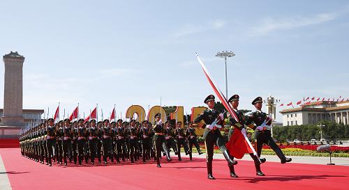 9月3日,中國人民抗日戰爭暨世界反法西斯戰爭勝利70周年紀念大會在北京隆重舉行。這是國旗護衛隊通過天安門廣場。新華社記者 孟永民 攝