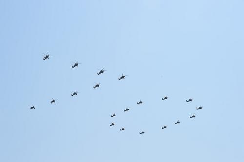9月3日,中國人民抗日戰爭暨世界反法西斯戰爭勝利70周年紀念大會在北京隆重舉行。這是20架直升機在空中組成“70”字樣通過天安門廣場。新華社記者 黃孝邦 攝