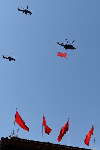 9月3日,中國人民抗日戰爭暨世界反法西斯戰爭勝利70周年紀念大會在北京隆重舉行。這是空中護旗方隊護衛國旗通過天安門廣場。新華社記者 藺以光 攝