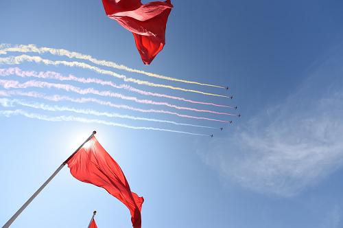 9月3日,中國人民抗日戰爭暨世界反法西斯戰爭勝利70周年紀念大會在北京隆重舉行。這是空中護旗方隊的7架教練機拉出7道彩帶通過天安門廣場。新華社記者 劉軍喜 攝