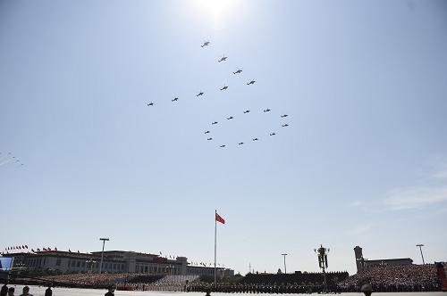 9月3日,中國人民抗日戰爭暨世界反法西斯戰爭勝利70周年紀念大會在北京隆重舉行。這是20架直升機在空中組成“70”字樣通過天安門廣場。新華社記者 燕雁 攝