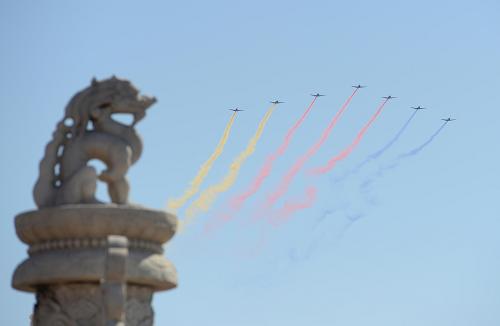 9月3日,中國人民抗日戰爭暨世界反法西斯戰爭勝利70周年紀念大會在北京隆重舉行。這是空中護旗方隊的7架教練機拉出7道彩帶通過天安門廣場。新華社記者 李一博 攝