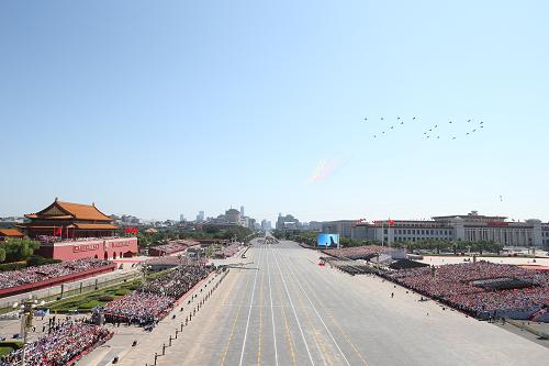 9月3日,中國人民抗日戰爭暨世界反法西斯戰爭勝利70周年紀念大會在北京隆重舉行。這是空中護旗方隊通過天安門廣場。新華社記者 姚大偉 攝