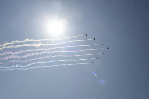 9月3日,中國人民抗日戰爭暨世界反法西斯戰爭勝利70周年紀念大會在北京隆重舉行。這是空中護旗方隊的7架教練機拉出七道彩帶通過天安門廣場。新華社記者 燕雁 攝