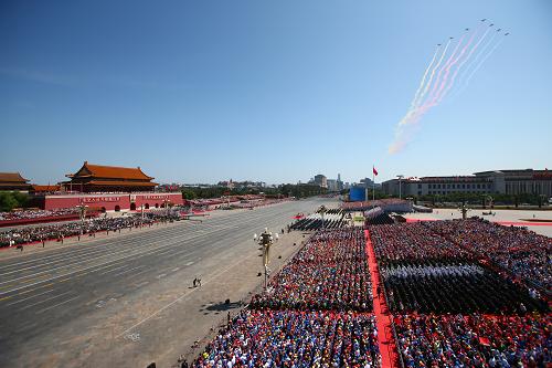 9月3日,中國人民抗日戰爭暨世界反法西斯戰爭勝利70周年紀念大會在北京隆重舉行。這是空中護旗方隊飛過天安門廣場。新華社記者 殷剛 攝