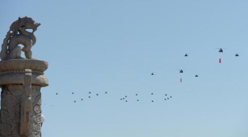 9月3日,中國人民抗日戰爭暨世界反法西斯戰爭勝利70周年紀念大會在北京隆重舉行。這是空中護旗方隊通過天安門廣場。新華社記者 李一博 攝