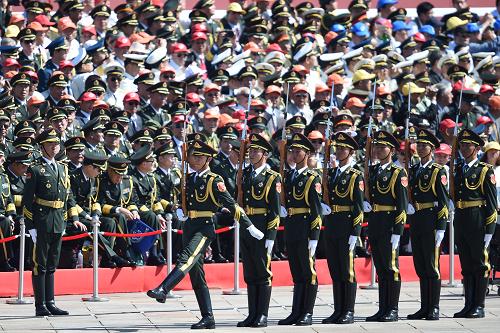 9月3日,中國人民抗日戰爭暨世界反法西斯戰爭勝利70周年紀念大會在北京隆重舉行。這是標兵就位。新華社記者 張領 攝