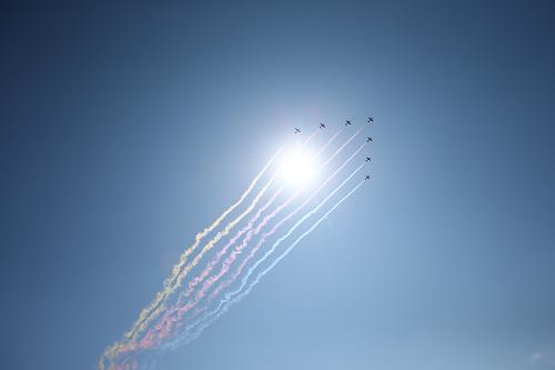9月3日,中國人民抗日戰爭暨世界反法西斯戰爭勝利70周年紀念大會在北京隆重舉行。這是空中護旗方隊的7架教練機拉出七道彩帶通過天安門廣場。新華社記者 殷剛 攝