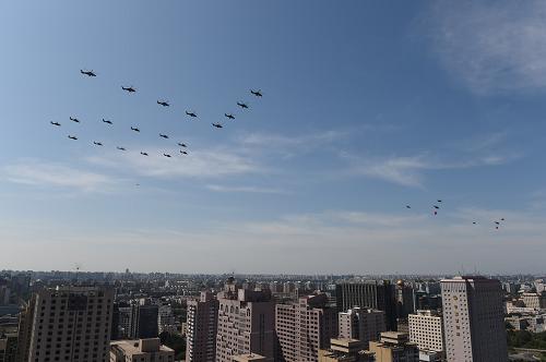 9月3日,中國人民抗日戰爭暨世界反法西斯戰爭勝利70周年紀念大會在北京隆重舉行。這是空中護旗方隊飛向天安門廣場。新華社記者 陳誠 攝