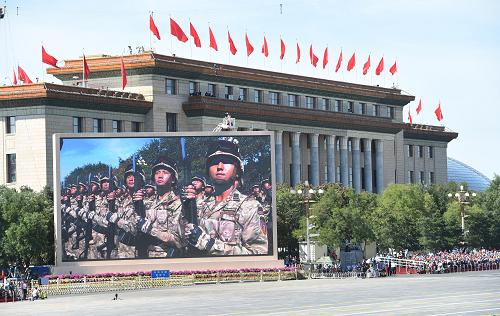 9月3日,中國人民抗日戰爭暨世界反法西斯戰爭勝利70周年紀念大會在北京隆重舉行。這是天安門廣場上的大屏幕在播放受閱部隊接受檢閱的畫面。新華社記者 申宏 攝