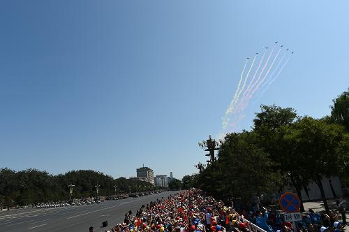9月3日,中國人民抗日戰爭暨世界反法西斯戰爭勝利70周年紀念大會在北京隆重舉行。這是空中護旗方隊。新華社記者 王建威 攝