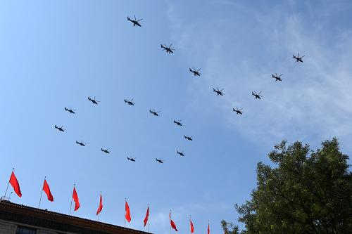 9月3日,中國人民抗日戰爭暨世界反法西斯戰爭勝利70周年紀念大會在北京隆重舉行。這是20架直升機在空中組成“70”字樣。新華社記者 藺以光 攝