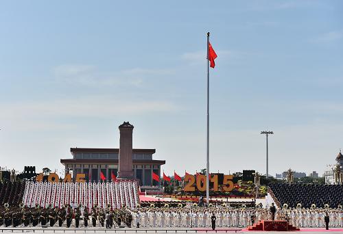 9月3日,中國人民抗日戰爭暨世界反法西斯戰爭勝利70周年紀念大會在北京隆重舉行。這是擔任閱兵典禮奏唱任務的解放軍聯合軍樂團和合唱團。新華社記者 羅曉光 攝