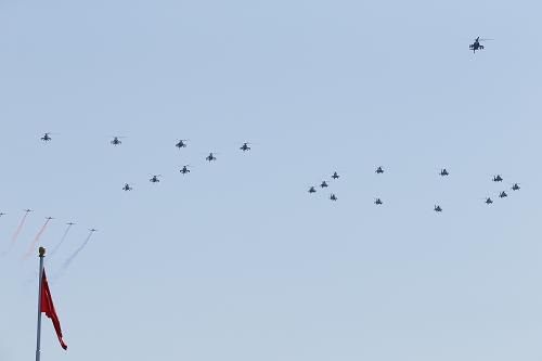 9月3日,中國人民抗日戰爭暨世界反法西斯戰爭勝利70周年紀念大會在北京隆重舉行。這是空中護旗方隊通過天安門廣場。新華社記者 沈伯韓 攝