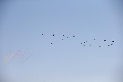 9月3日,中國人民抗日戰爭暨世界反法西斯戰爭勝利70周年紀念大會在北京隆重舉行。這是20架直升機在空中組成“70”字樣以及7架教練機拉出七道彩帶通過天安門廣場。新華社記者 金立旺 攝