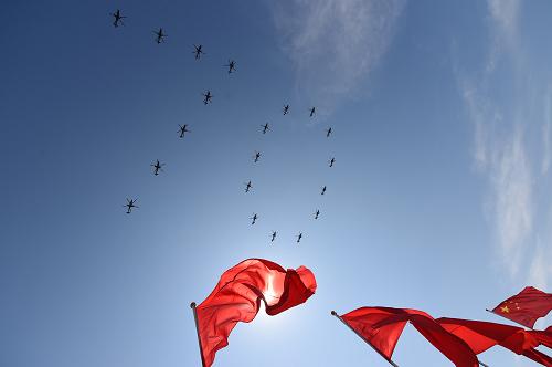 9月3日,中國人民抗日戰爭暨世界反法西斯戰爭勝利70周年紀念大會在北京隆重舉行。這是20架直升機在空中組成“70”字樣通過天安門廣場。新華社記者 劉軍喜 攝